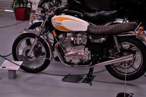 TRIUMPH-TRIDENT-750-3(1)